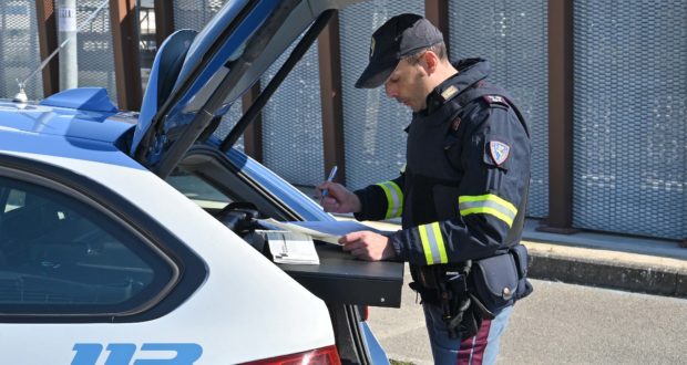Auto della Polizia speronata da un camion rubato durante un ...